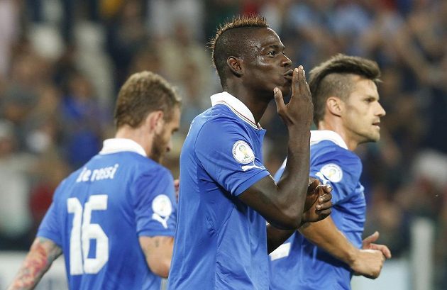 Mario Balotelli oslavuje branku, kterou vstřelil do sítě České republiky.