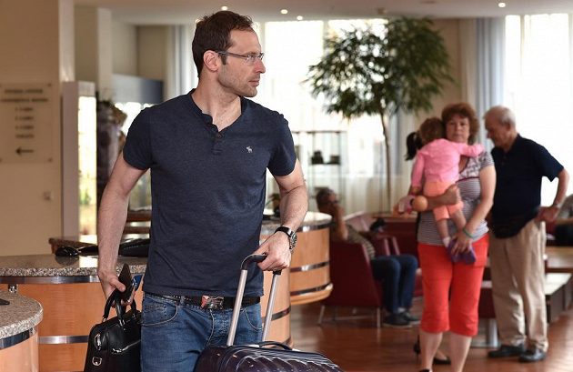 Brankář Petr Čech přichází na sraz české fotbalové reprezentace před utkáním s Islandem.