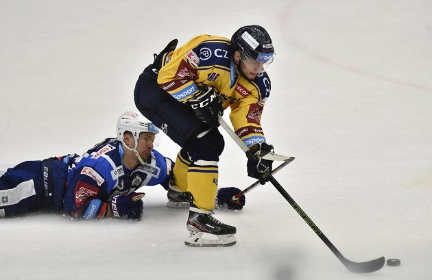 Zleva Ondřej Němec z Brna a Antonín Honejsek ze Zlína v akci během utkání hokejové extraligy.