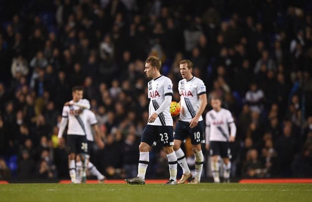 Zklamaní fotbalisté Tottenhamu Harry Kane a Christian Eriksen poté, co jejich tým inkasoval od Newcastlu.