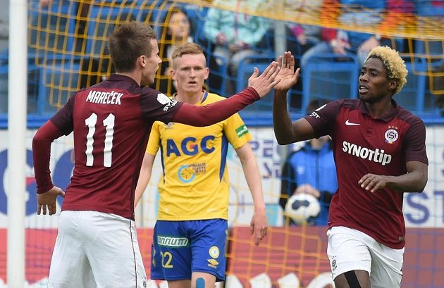 Tiémoko Konaté (vpravo) přijímá gratulaci od spoluhráče ze Sparty Lukáše Marečka k úvodnímu gólu, který vstřelil v závěru prvního poločasu.