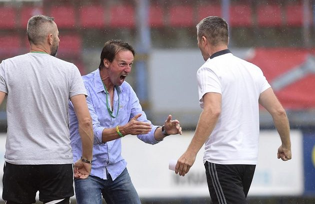 Trenér Karviné František Straka (uprostřed) se raduje z vyrovnávací branky v Olomouci.