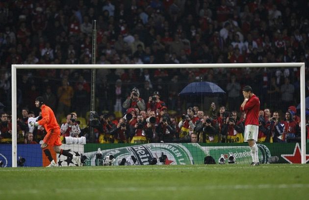 Rivalita mezi Chelsea a Manchesterem United pokračovala i na evropské scéně. Ve finále Ligy mistrů v roce 2008 se oba celky střetly ve finále. Zápas rozhodoval rozstřel. Čech lapil pokus Ronalda, jeho spoluhráči Terry a Anelka ale selhali. Chelsea v sezóně nezískala jedinou trofej.
