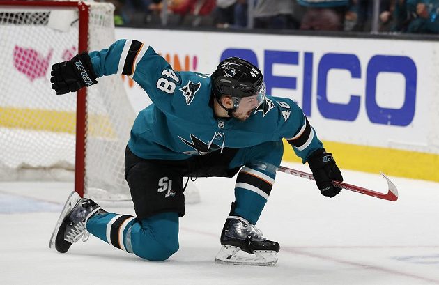 Hokejový útočník San Jose Sharks Tomáš Hertl slaví. Gólem a asistencí pomohl Žralokům k postupu přes Colorado v play off NHL.