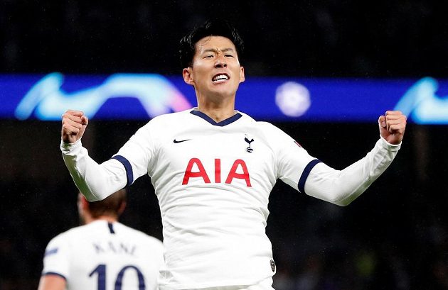 Fotbalista Tottenhamu Hotspur Son Heung-min slaví poté, co vstřelil gól do sítě Bayernu v utkání Ligy mistrů.
