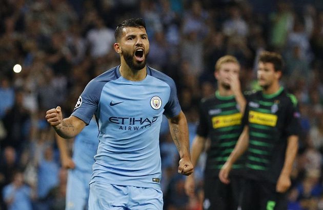 Kanonýr Manchesteru City Sergio Agüero slaví svůj druhý gól proti Borussii Mönchengladbach.