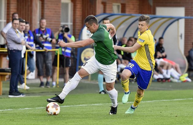 Tomáš Holeš z Jablonce se snaží v semifinále MOL Cupu uniknout zlínskému Lukáši Bartošákovi.