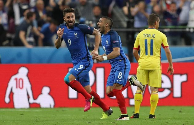 Francouzi Dimitri Payet (uprostřed) a Olivier Giroud (vlevo) se radují z vítězného gólu galského kohouta.