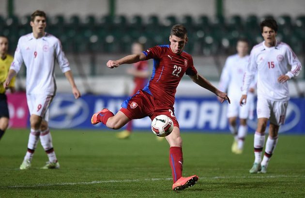 Český záložník Ladislav Takács střílí gól na 2:2 v přátelského utkání s Dány v Praze.