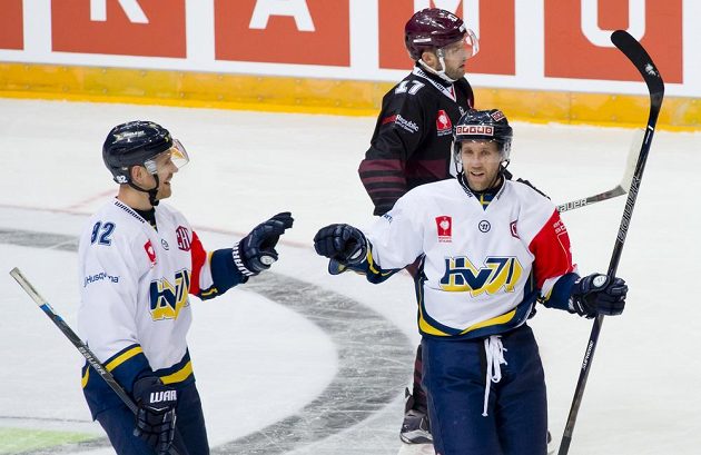 Útočník Jönköpingu Martin Thörnberg (vpravo) se raduje se svým spoluhráčem Teemu Lainem z gólu.