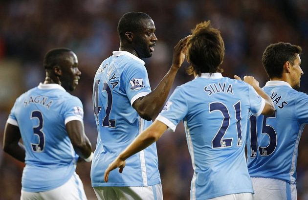 Yaya Touré (druhý zleva) oslavuje se spoluhráči z Manchesteru City gól proti WBA.