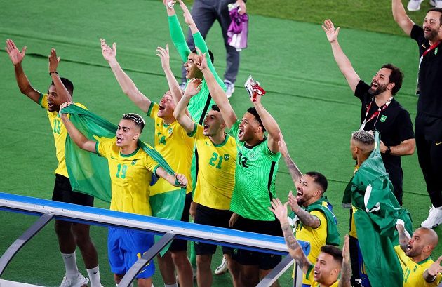 Radost Kanárků. Brazilští fotbalisté obhájili zlaté olympijské medaile. Ve finále turnaje na hrách v Tokiu porazili Španělsko 2:1 po prodloužení gólem střídajícího Malcoma ze 109. minuty.