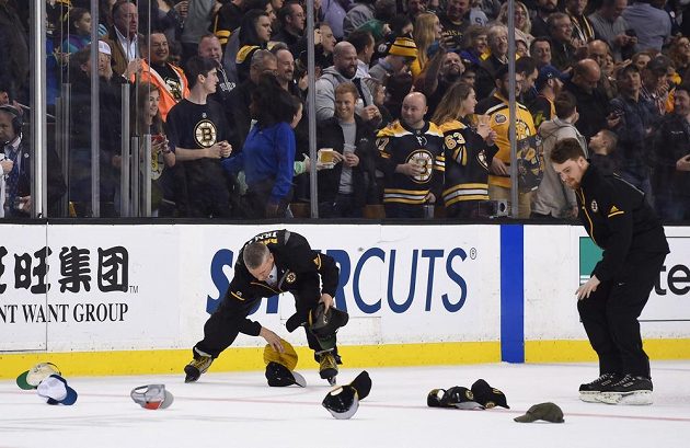 Kšiltovky na ledě! David Krejčí (46) z Bostonu právě dal třetí gól v utkání s Pitttsburghem.