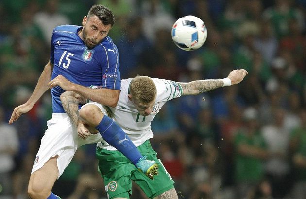 Italský bek Andrea Barzagli (vlevo) ve vzdušném souboji s Jamesem McCleanem z Irska.