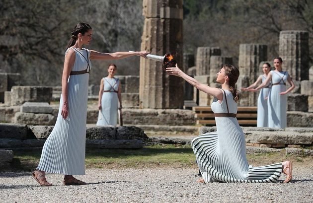 V řecké Olympii byl slavnostně zapálen olympijský oheň po hry v Tokiu, které by měly začít 24. července. Ceremoniál byl kvůli koronaviru bez diváků.