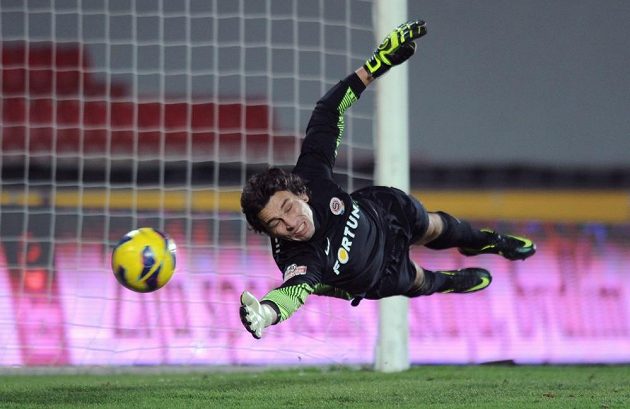 Brankář Sparty Marek Čech zasahuje proti pokutovému kopu v utkání proti Jihlavě.