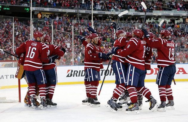 Radost hokejistů Washingtonu po vítězství nad Chicagem při Winter Classic 2015.