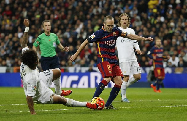 Záložník Barcelony Andrés Iniesta (č. 8) vstřelil třetí gól Barcelony na hřišti Realu Madrid.