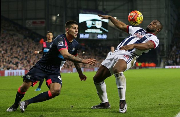 Victor Anichebe z West Bromwiche a útočník Newcastlu Aleksandar Mitrovič (vlevo) v zápase 19. kola Premier League.