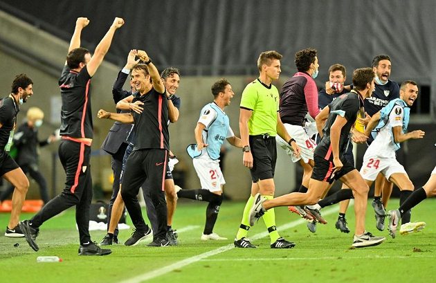 Trenér fotbalistů Sevilly Julen Lopetegui slaví s hráči postup do finále Evropské ligy přes Manchester United.