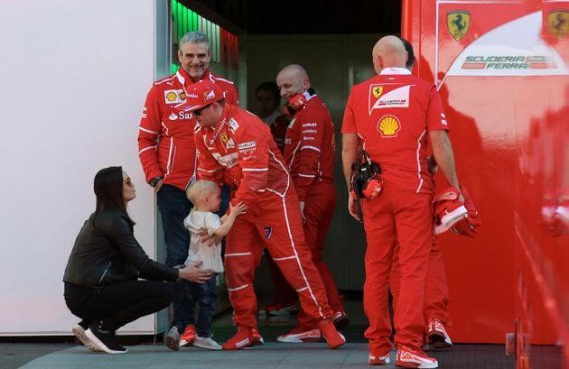 Prcek přinesl tátovi štěstí. Kimi Räikkönen během testů v Barceloně se synem Robinem a manželkou Minttu Virtanenovou.
