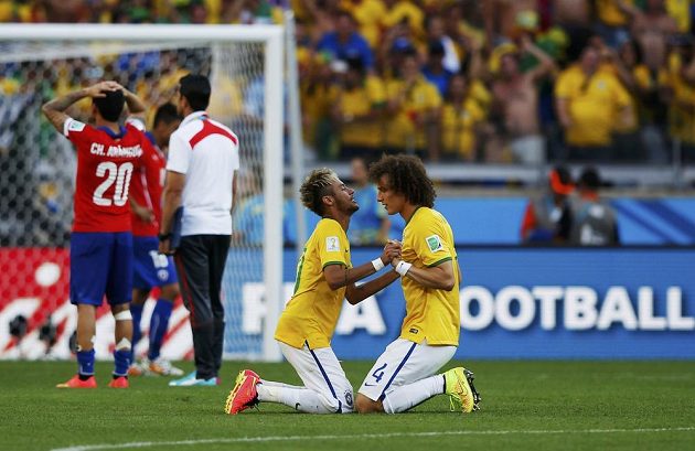 Brazilci David Luiz (vpravo) a Neymar, kteří proměnili své penalty v rozstřelu, slaví postup Brazílie přes Chile.