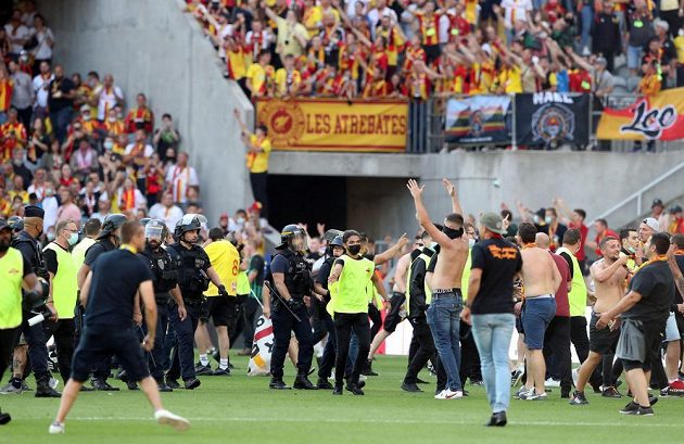 Kvůli řádění fanoušků bylo utkání mezi Lens a Lille na půl hodiny přerušeno