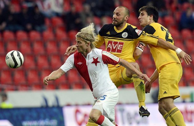 Tomáše Mičolu (vlevo) ze Slavie nahánějí Roman Lengyel a Jaroslav Machovec z Českých Budějovic.