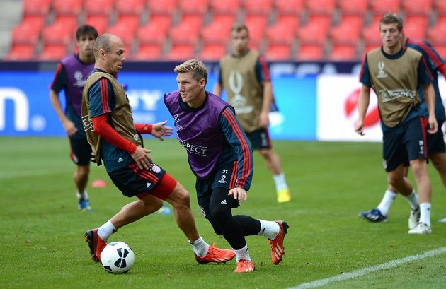 Záložníci Bayernu Mnichov Bastian Schweinsteiger (uprostřed) a Arjen Robben během předzápasového tréninku v Edenu.