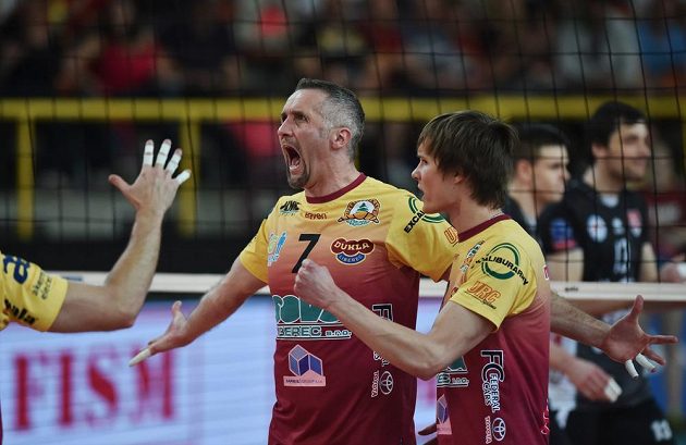 Liberecký volejbalista Lubomír Staněk (vlevo) se raduje se spoluhráči z vyhraného setu.