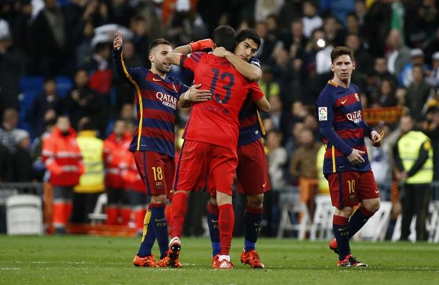 Fotbalisté Barcelony se radují z vítězství v El Clásiku. Zleva Jordi Alba, Claudio Bravo, Luis Suárez a Lionel Messi.