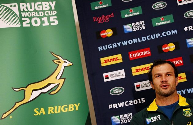 Jihoafričan Bismarck Du Plessis na tiskové konferenci před semifinále MS s Novým Zélandem.