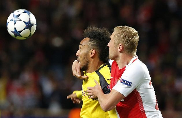 Dortmundský útočník Pierre, Emerick Aubameyang v akci s monackým Kamilem Glikem během odvetného čtvrtfinále Ligy mistrů.