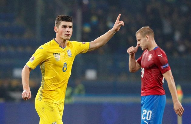 Ruslan Malinovskij slaví gól, v pozadí smutný Matěj Vydra.