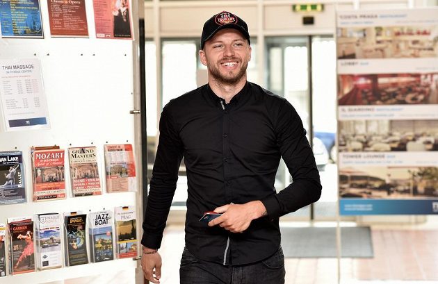 Michal Kadlec příchází na sraz české fotbalové reprezentace před utkáním kvalifikace ME 2016 s Islandem.