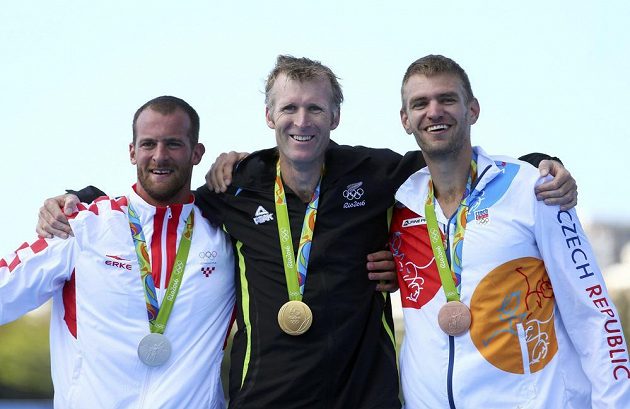 Tři nejlepší z finále skifařů. Zleva bronzový Damir Martin, olympijský vítěz Mahé Drysdale a bronzový Ondřej Synek.