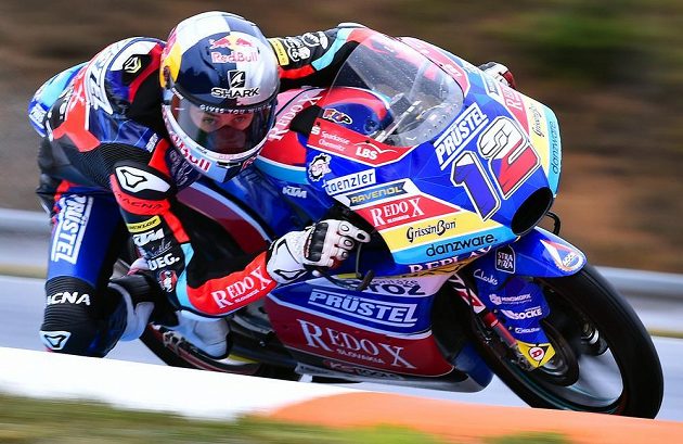 Český motocyklista Filip Salač v akci při tréninku na VC České republiky v kategorii Moto3.