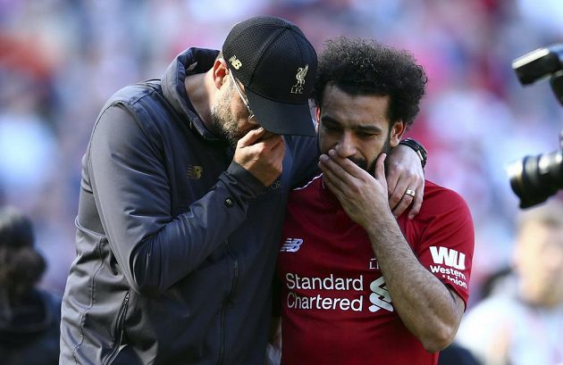 Manažer fotbalového Liverpoolu Jürgen Klopp (vlevo) utěšuje kanonýra Mohameda Salaha po skončení posledního kola anglické Premier League. Liverpool sice vyhrál, ale stačilo mu to jen na druhé místo.