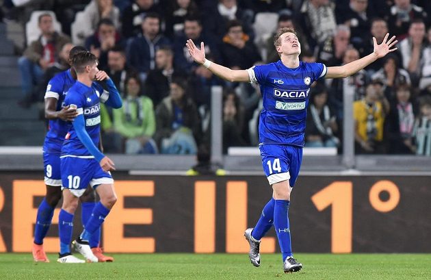 Český záložník Jakub Jankto z Udine se raduje ze své první trefy v italské lize.