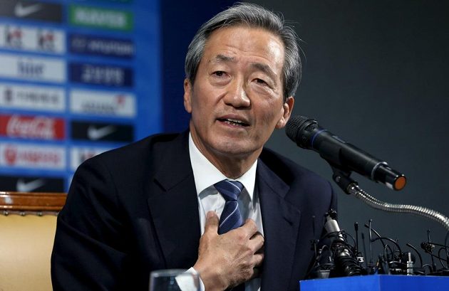 Korejský miliardář a většinový vlastník společnosti Hyundai Čong Mong-jun zvažuje, že bude kandidovat na uvolněný post předsedy FIFA. Úmysl oznámil na tiskové konferenci v Soulu.