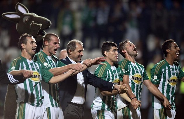 Hráči Bohemians Praha 1905 a trenér Roman Pivarník oslavují vítězství po utkání 8. kola Synot ligy proti Slavii.