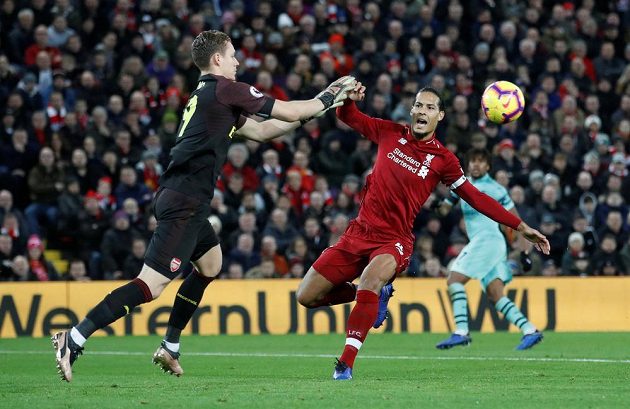 V brance Arsenalu dostal přednost před Petrem Čechem Němec Bernd Leno. Během první půle dostal od Liverpoolu čtyři góly.