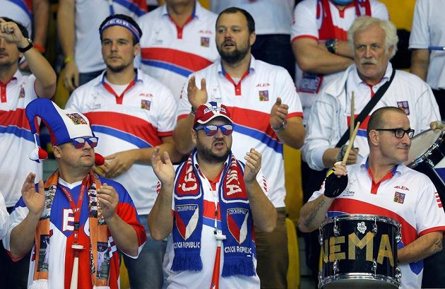 Čeští fanoušci sledují ve Štrasburku zápas Karolíny Plíškové s Kristinou Mladenovicovou.