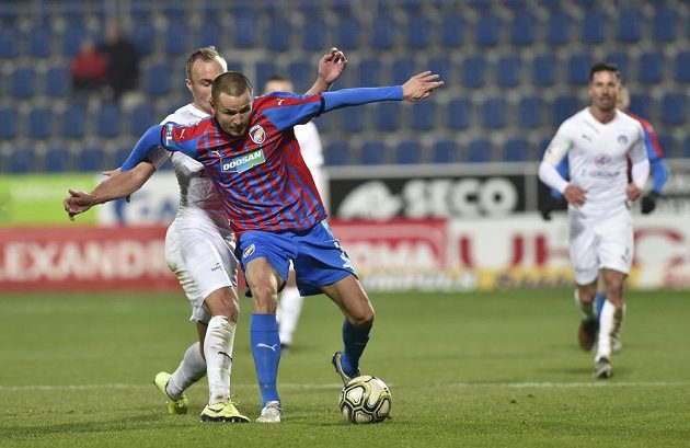 Zleva Pavel Dvořák ze Slovácka a Adam Hloušek z Plzně v utkání 19. kola fotbalové ligy.
