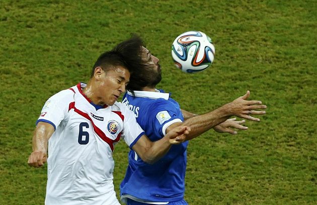 Kostaričan Oscar Duarte v souboji o míč s Řekem Giorgiosem Samarasem v osmifinále MS.