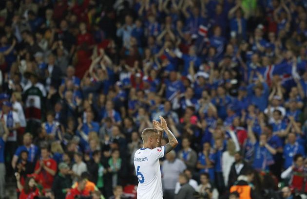 Islanďan Ragnar Sigurdsson děkuje fanouškům za podporu po utkání s Portugalskem na ME ve Francii.