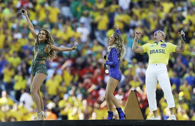 Americká zpěvačka Jennifer Lopezová (zcela vlevo), brazilská zpěvačka Claudia Leitteová (uprostřed) a rapper Pitbull zpívají hymnu fotbalového MS v Brazílii během zahajovacího ceremoniálu na stadiónu v Sao Paulu.