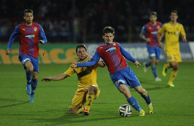 Adam Jánoš (v pokleku) z Jihlavy v souboji s plzeňským Václavem Pilařem. V pozadí vlevo Lukáš Hejda z Plzně.