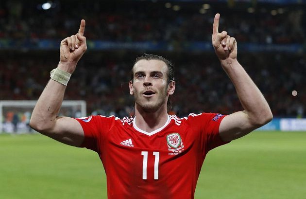 Velšská hvězda Gareth Bale slaví postup týmu do semifinále ME. V něm nastoupí proti klubovému spoluhráči z Realu Madrid Cristianu Ronaldovi.