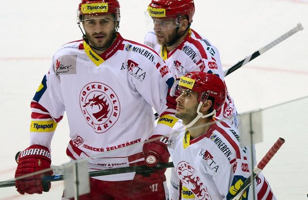 Třinecký útočník Erik Hrňa (vpravo dole) slaví se spoluhráči Tomášem Linhartem (vlevo) a Lukášem Galvasem gól proti Slavii.